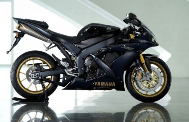 Yamaha готовит две версии YZF-R1